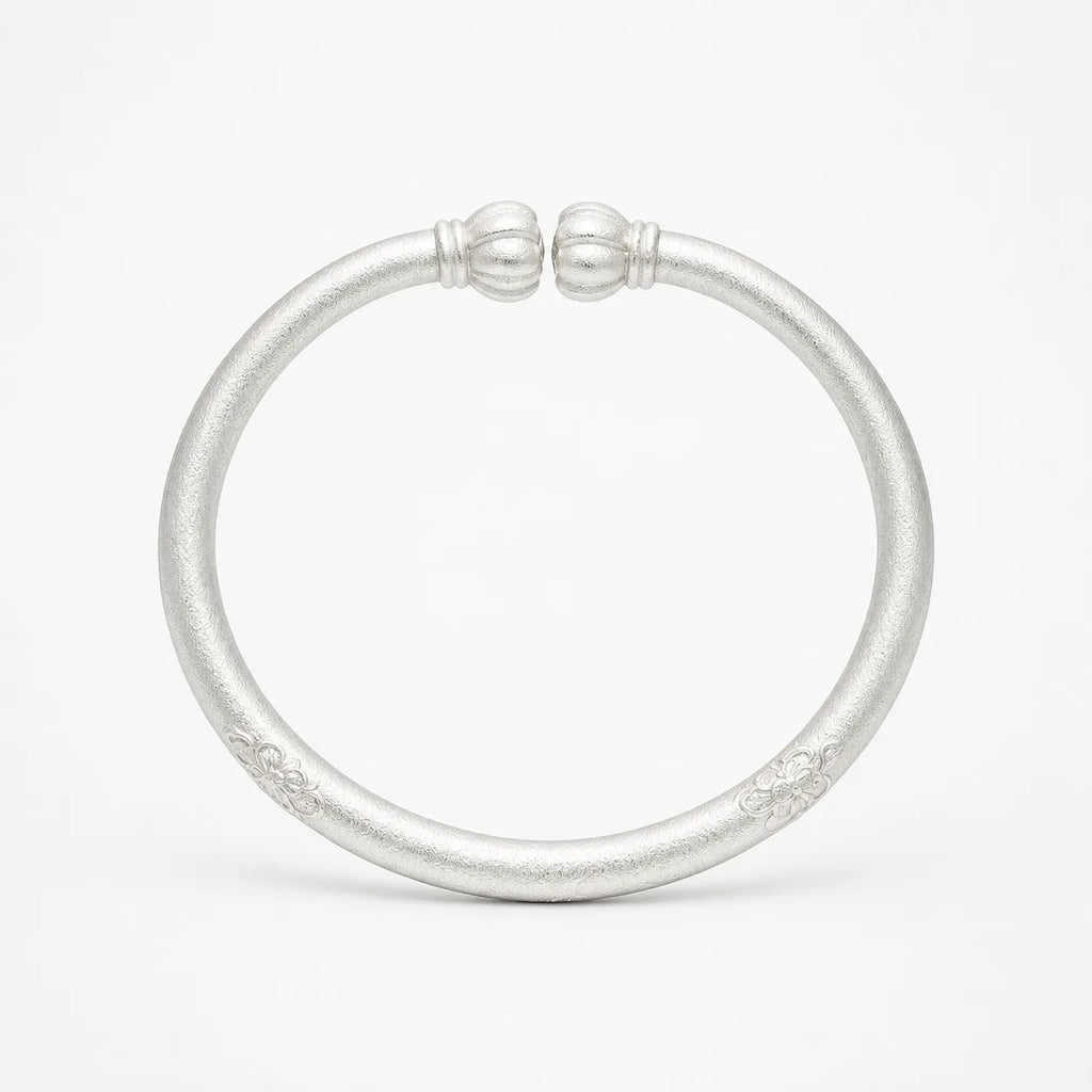 Florelle – Vintage Floral Silver Bangle with Open Cuff